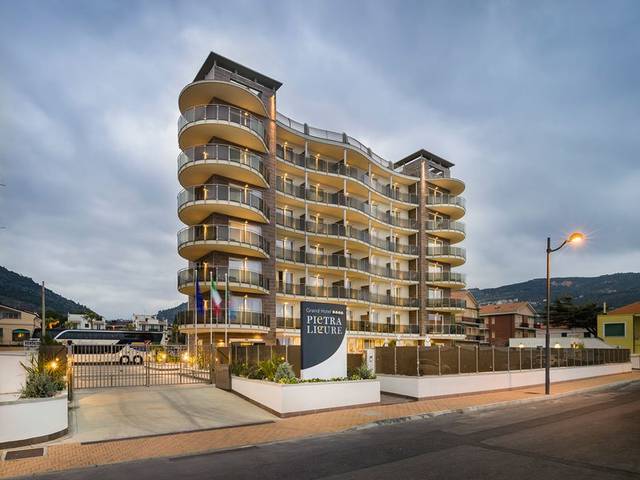 Grand hotel Pietra Ligure 4★ — exteriér budovy na Ligurské riviéře v Itálii