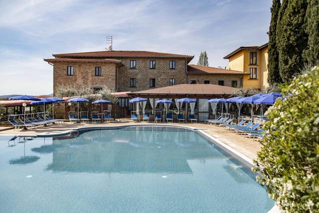 Hotel Villa Paradiso 4★ — venkovní bazén s lehátky, Umbrie, Itálie