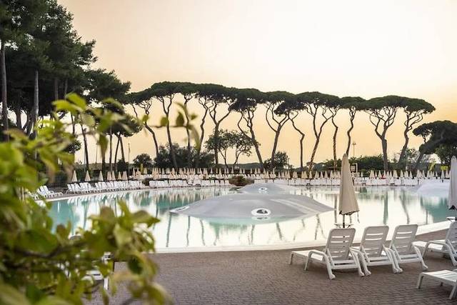 Resort Hu Park Albatros Village 4★ — hlavní bazén s lehátky, Toskánsko, Itálie