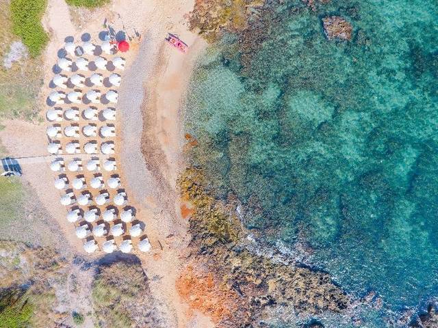 Torre Guaceto Greenblu Resort 4★ — venkovní bazén s lehátky, Apulie, Itálie