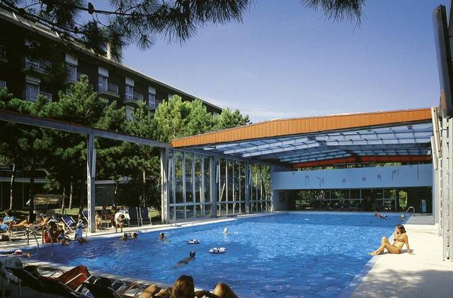 Hotel Meridianus 4★ Lignano — venkovní bazén s lehátky, Itálie