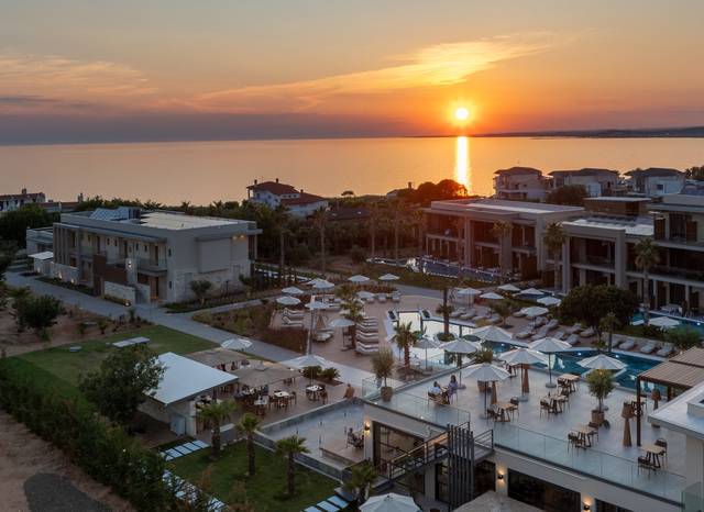 Hotel Portes Theros 5★ — venkovní bazén s lehátky, Chalkidiki, Řecko