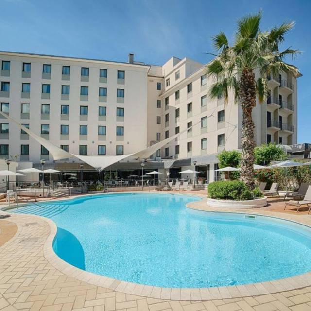 Hotel NH Palermo ★★★★ — moderní exteriér budovy v centru Palerma, Itálie