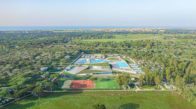 Camping Village Roma Capitol 4★ — hlavní bazén s lehátky, Římská riviéra, Itálie