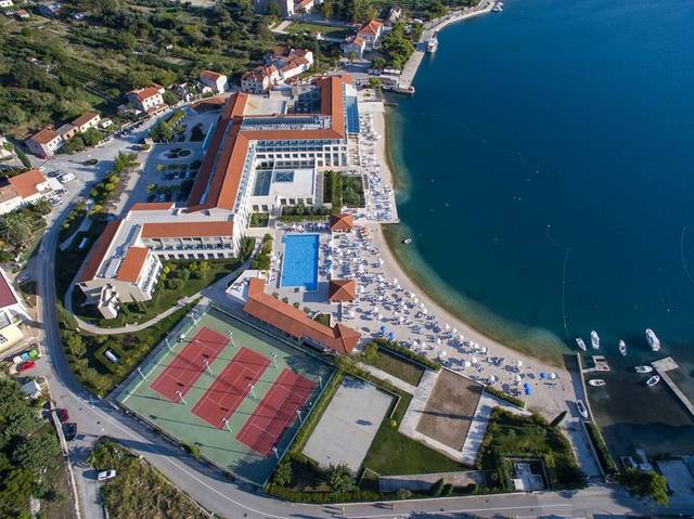 Hotel Grand Admiral 5★ — venkovní bazén s lehátky, Slano, Chorvatsko