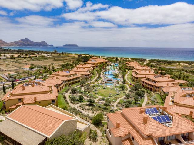 Hotel Pestana Porto Santo 5★ — hlavní bazén s lehátky, Portugalsko