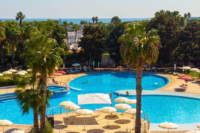 Riva Marina Resort 4★ — hlavní bazén s lehátky, Apulie, Itálie