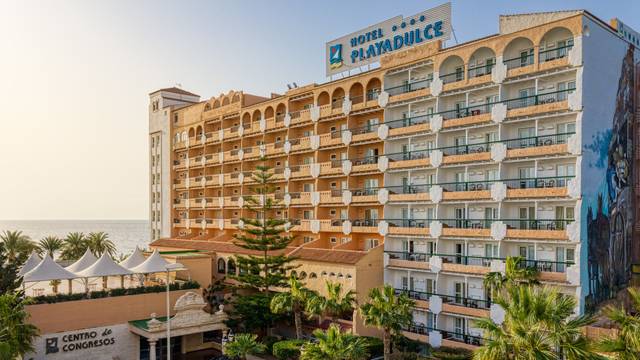 Hotel Playadulce 4★ v Almeríi — venkovní bazén s lehátky a palmami