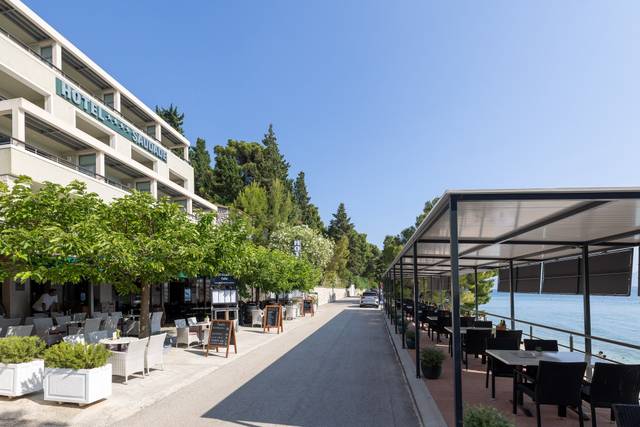 Hotel Saudade 4★ — exteriér moderní budovy přímo u moře v Gradacu, Chorvatsko