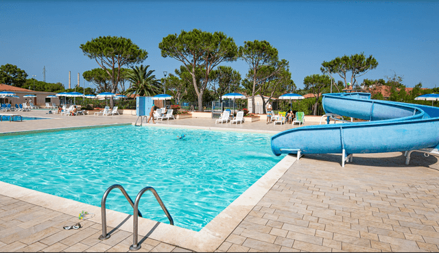 Hotel Villaggio Orizzonte 4★ — hlavní bazén s lehátky, Toskánsko, Itálie