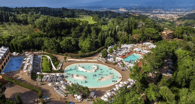 Hu Norcenni Girasole Village 4★ — hlavní bazén s lehátky, Toskánsko, Itálie