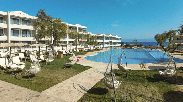 Hotel Robolla Beach Aparthotel 4★ — venkovní bazén s lehátky, Roda, Řecko