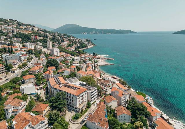Talia Hotel & Spa 4★ — venkovní bazén s lehátky, Kotorský záliv, Černá Hora