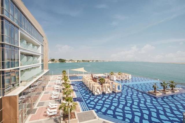 Hotel Royal M Abu Dhabi 5★ — venkovní bazén s lehátky u moře, Emiráty