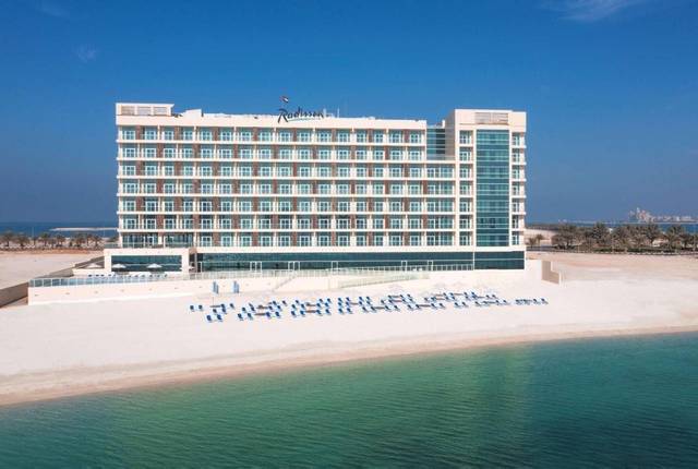 Radisson Resort Ras Al Khaimah Marjan Island 4★ — hlavní bazén s lehátky, Emiráty