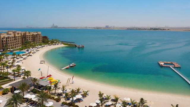 DoubleTree by Hilton Resort Marjan Island 5★ — hlavní bazén s lehátky, Ras Al Khaimah