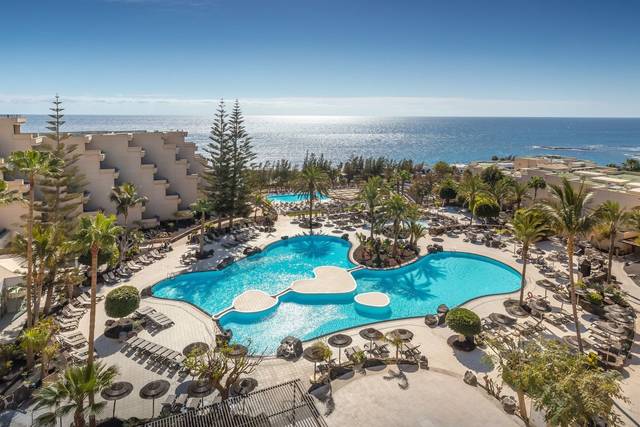 Hotel Barcelo Lanzarote Active Resort 4★ — hlavní bazén s lehátky, Lanzarote