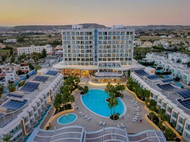 Bazén s lehátky v hotelu Radisson Beach Resort 5★, Larnaka, Kypr