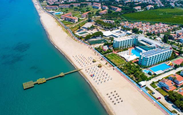Hotel Grand Belish 5★ Kusadasi — exteriér hotelu s palmovou zahradou, Turecko