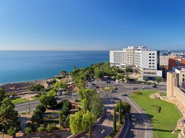 Hotel H10 Imperial Tarraco 4★ — venkovní bazén s lehátky, Costa Dorada