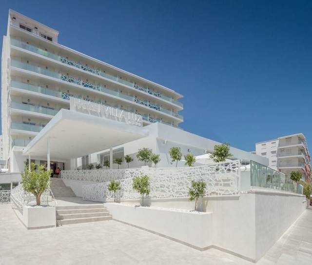 Hotel Villa Luz Design and Art 4★ — moderní bazén s lehátky, Gandia, Španělsko