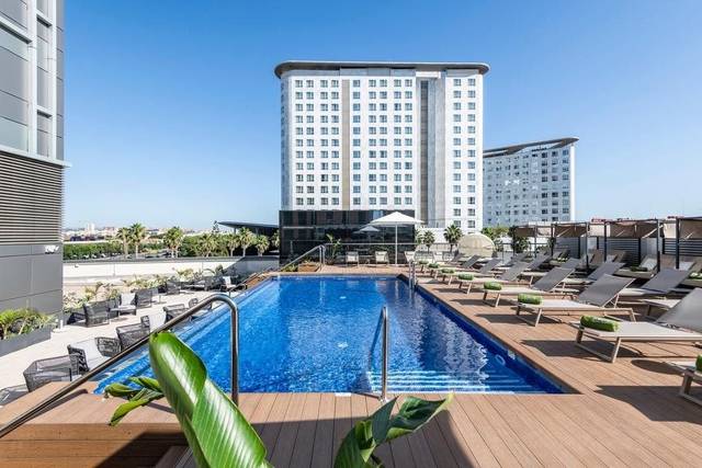 Melia Valencia Hotel 4★ — moderní exteriér hotelu v centru Valencie, Španělsko