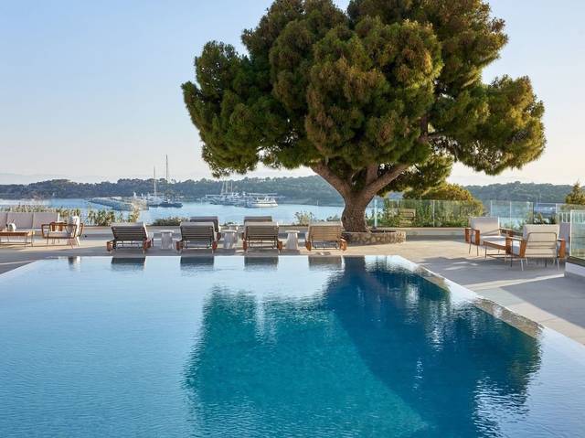 The Roc Club Hotel 5★ — luxusní exteriér resortu ve Vouliagmeni, Řecko