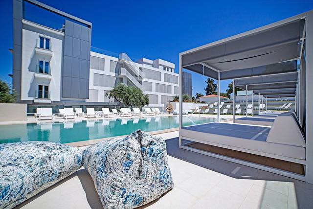 Ray Hotel Corfu 4★ — venkovní bazén s lehátky a výhledem na moře, Perama