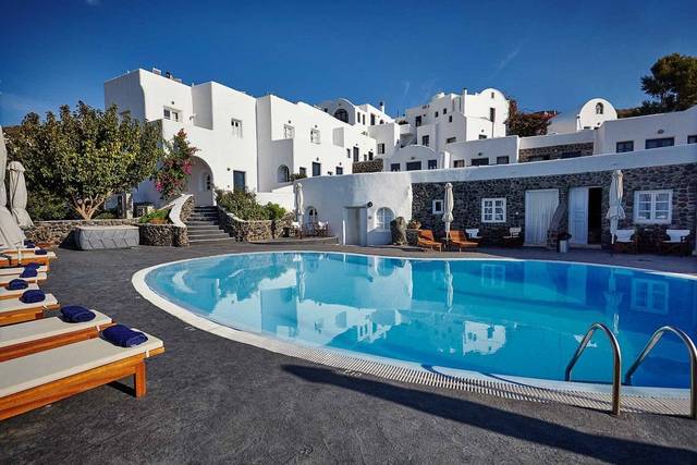 Finikia Memories Hotel 3★ — venkovní bazén s lehátky, Oia, Řecko