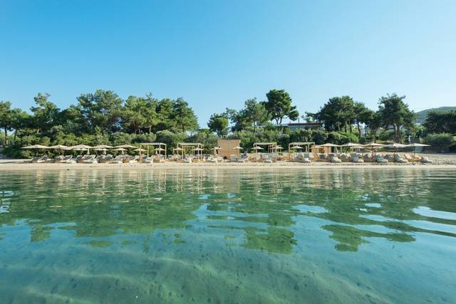Trikorfo Beach Villas 4★ — venkovní bazén s lehátky, Gerakini Řecko