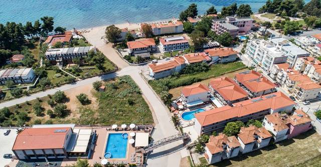 Simeon Hotel 3★ — venkovní bazén s lehátky v Metamorfosi, Řecko