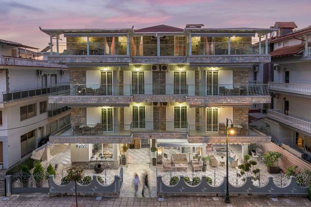 Ouzas Luxury Hotel 3★ — venkovní bazén s lehátky, Paralia, Řecko