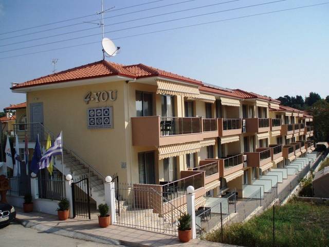 4 You Hotel Apartments 3★ — venkovní bazén s lehátky, Metamorfosi, Řecko