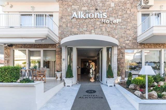Alkyonis Hotel 3★ — venkovní bazén s lehátky, Nea Kalikratia, Řecko