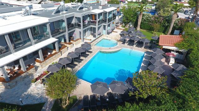 Dionysos Hotel and Studios 3★ – venkovní bazén s lehátky, Chanioti, Řecko