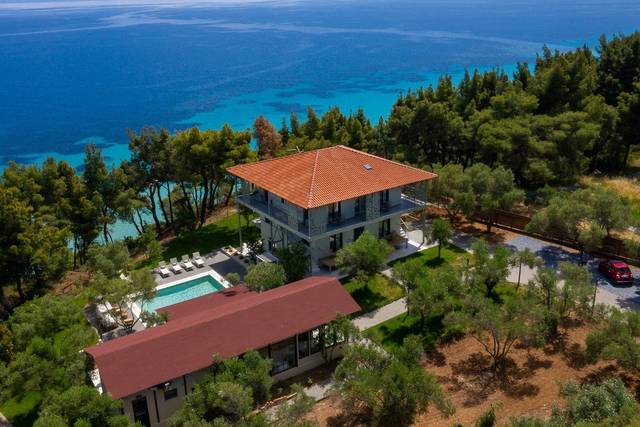 Hotel Elies 33 Bio Retreat 4★ — venkovní bazén s lehátky, Afytos, Řecko