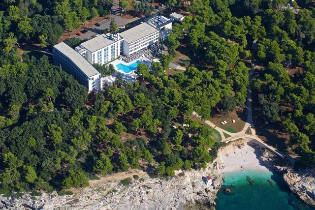 Hotel Park Plaza Arena 3★ — exteriér hotelu obklopený zelení, Pula, Chorvatsko