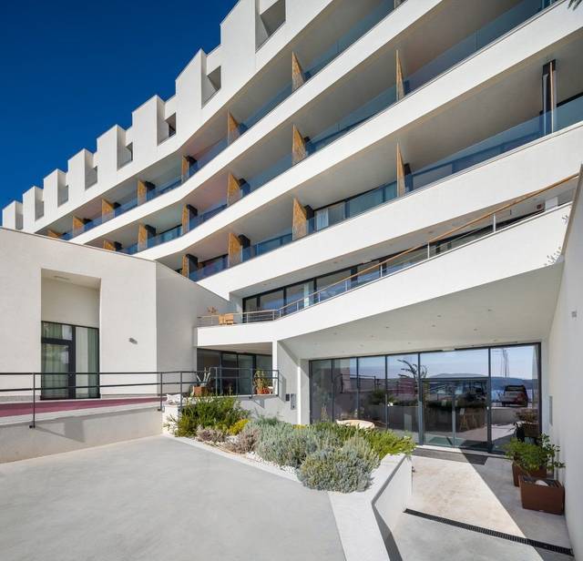 Hotel Ola 4★ — moderní exteriér ubytování v Trogiru, Chorvatsko, 113 m od pláže
