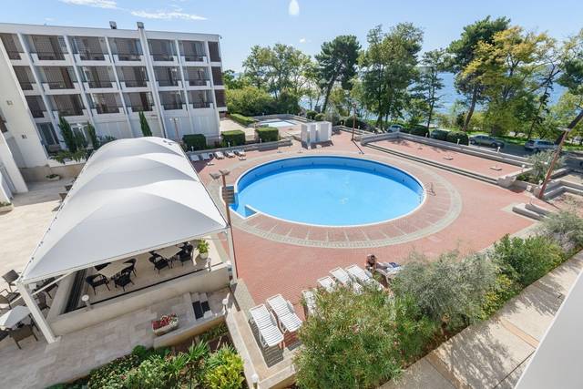 Hotel Kolovare 4★ Zadar - venkovní bazén s lehátky a slunečníky
