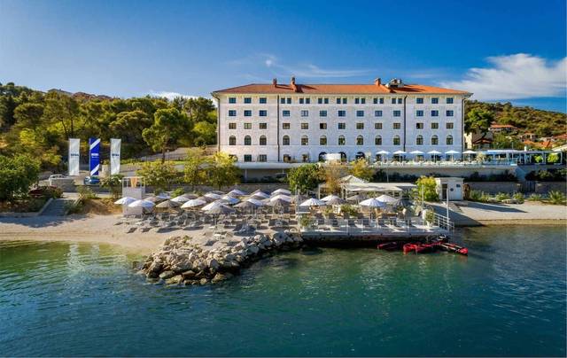 Hotel Brown Beach House 4★ — venkovní bazén s lehátky, Trogir, Chorvatsko