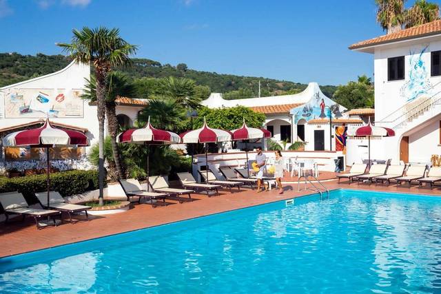 Hotel Baia del Capo 3★ — venkovní bazén s lehátky, Kalábrie, Itálie