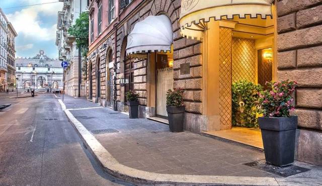 Hotel River Palace 4★ — venkovní bazén s lehátky v centru Říma, Itálie