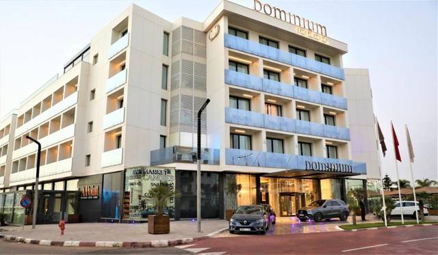 Hotel Dominium 4★ Agadir Maroko – venkovní bazén s lehátky a palmami