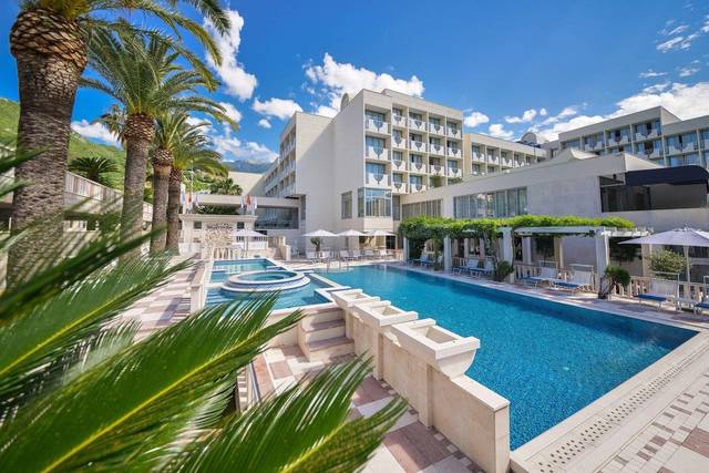 Hotel Mediteran Resort 4★ — venkovní bazén s lehátky, Budva, Černá Hora