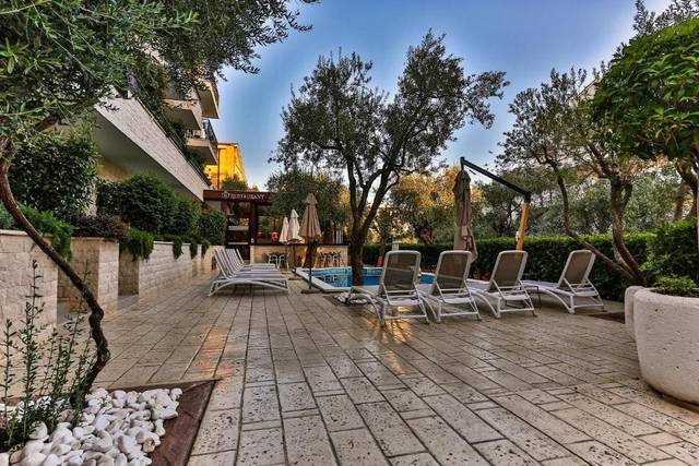 Hotel Harmony 4★ — venkovní bazén s lehátky, Petrovac, Černá Hora