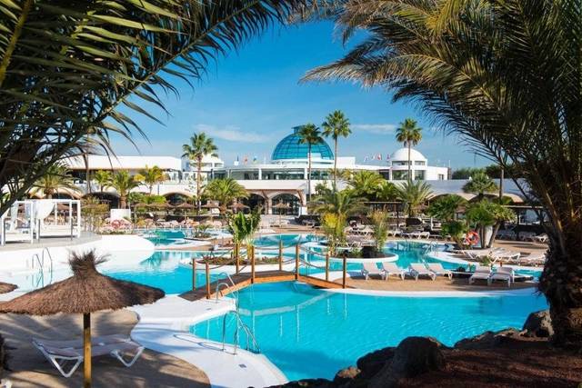 Hotel Elba Lanzarote Royal Village Resort 4★ — hlavní bazén s lehátky, Lanzarote