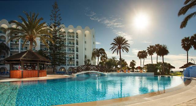 Ona Marinas de Nerja Spa Resort 4★ — venkovní bazén s lehátky, Nerja