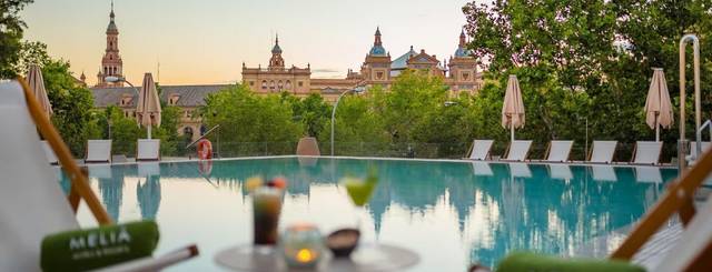 Hotel Melia Sevilla 4★ — moderní exteriér hotelu v centru Sevilly, Španělsko