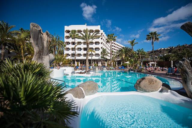 Hotel Corallium Beach By Lopesan ★★★ — venkovní bazén s lehátky, Gran Canaria