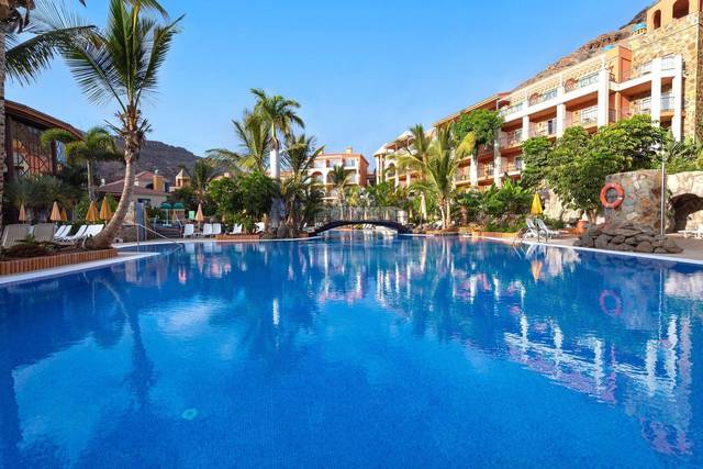 Hotel Cordial Mogan Playa 4★ — hlavní bazén s palmami, Gran Canaria